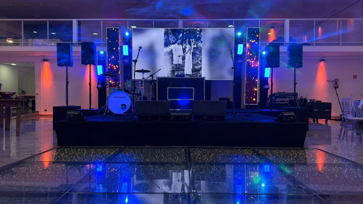 Estrutura de audiovisual completo em casamento com painel de LED, iluminação e pista